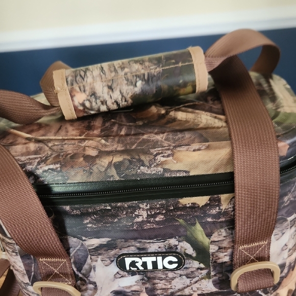 RTIC Brand Camouflage Cooler Bag - Picture 4 of 5